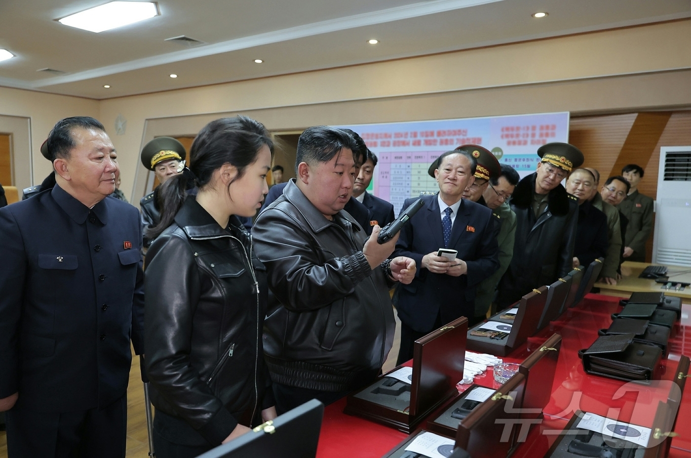 (평양 노동신문=뉴스1) = 북한 노동당 기관지 노동신문은 12일 "김정은 동지께서 11일 제2경제위원회 산하 중요 군수공장을 현지지도하면서 군수 생산 실태를 료해(점검)했다"고 …