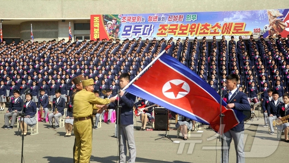 (평양 노동신문=뉴스1) = 북한 노동당 기관지 노동신문은 12일 "황해북도 안 고급중학교 졸업반 학생들이 국경 초소들로 탄원(자원진출)하고 있다"고 보도했다.[국내에서만 사용가능 …