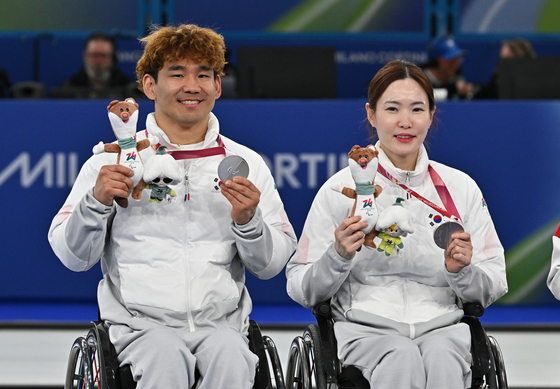 [뉴스1 PICK]백혜진-이용석, 컬링 믹스더블 은메달 획득 …한국 휠체어컬링 '16년 만의 쾌거'