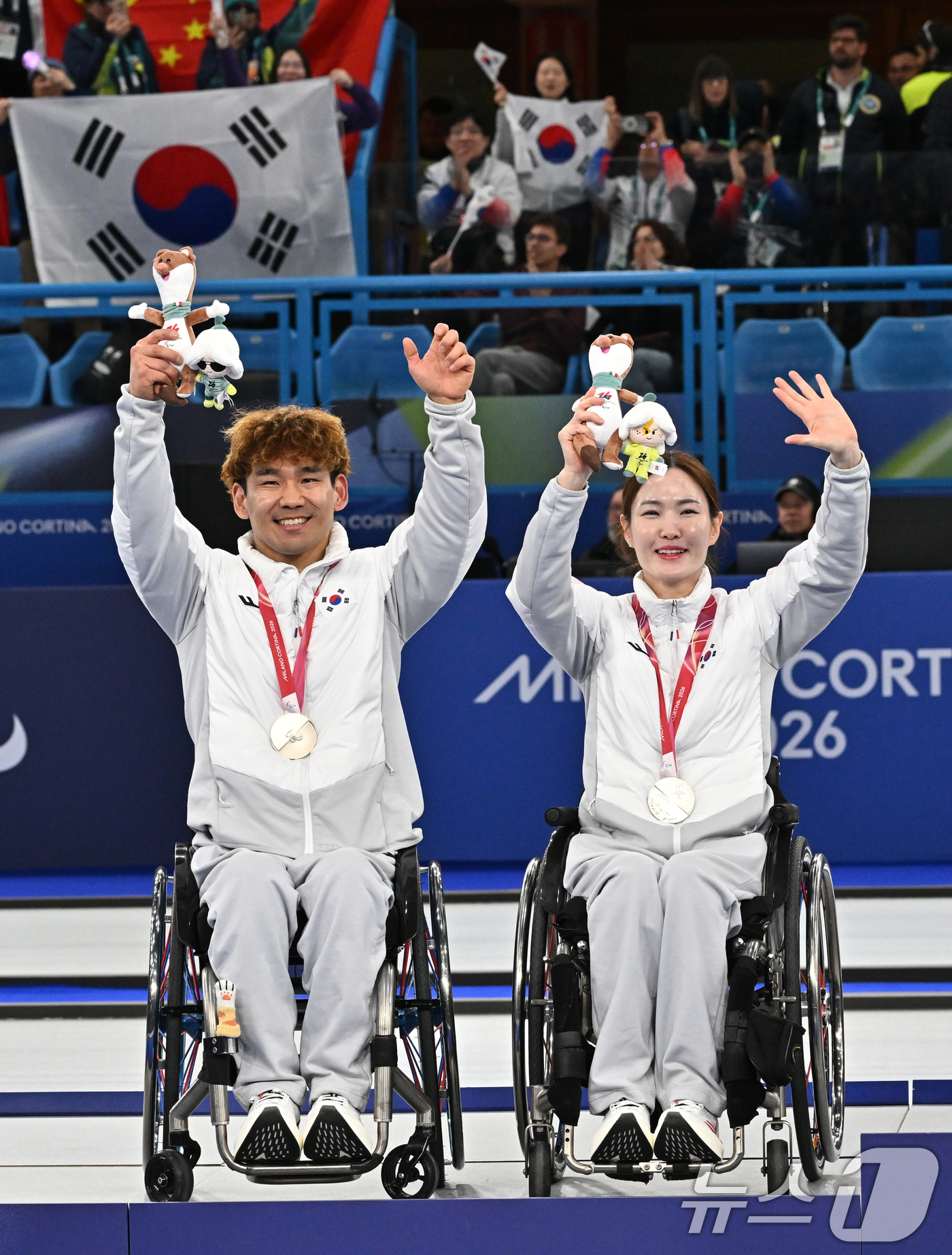 (서울=뉴스1) 사진공동취재단 = 휠체어컬링 백혜진(오른쪽)과 이용석이 11일(현지시간) 이탈리아 코르티나담페초 컬링 올림픽 스타디움에서 열린  2026 밀라노 코르티나 패럴림픽 …