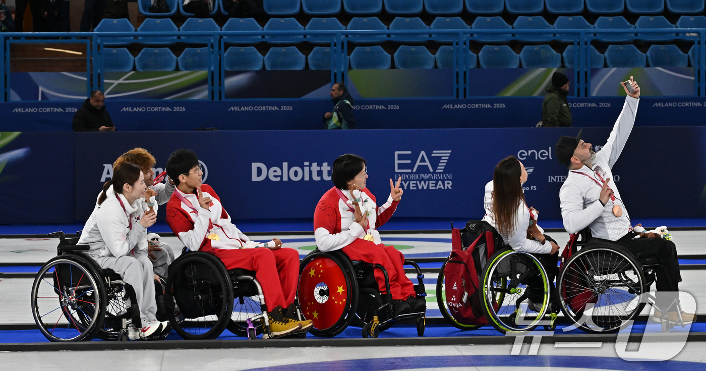 (서울=뉴스1) 사진공동취재단 = 11일(현지시간) 이탈리아 코르티나담페초 컬링 올림픽 스타디움에서 열린  2026 밀라노 코르티나 패럴림픽 휠체어컬링 믹스더블에서 시상식을 마치고 …