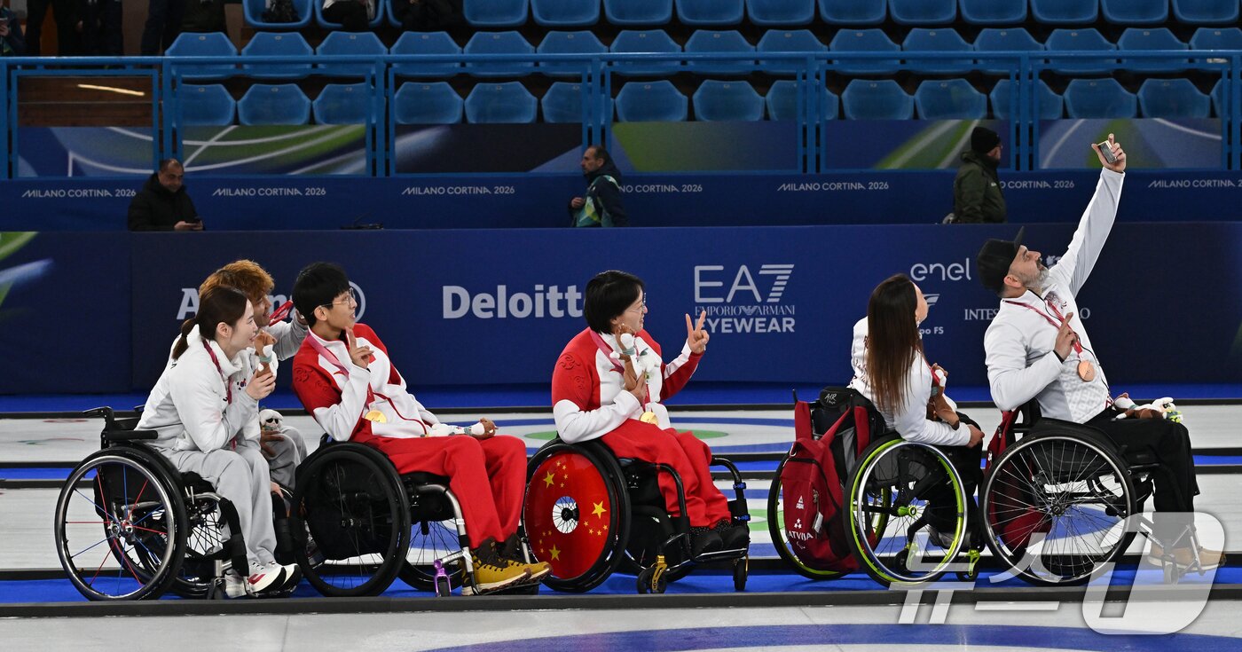 본문 이미지 - 11일(현지시간) 이탈리아 코르티나담페초 컬링 올림픽 스타디움에서 열린 2026 밀라노 코르티나 패럴림픽 휠체어컬링 믹스더블에서 시상식을 마치고 셀프카메라를 찍고 있다. 2026.3.12 ⓒ 뉴스1 사진공동취재단