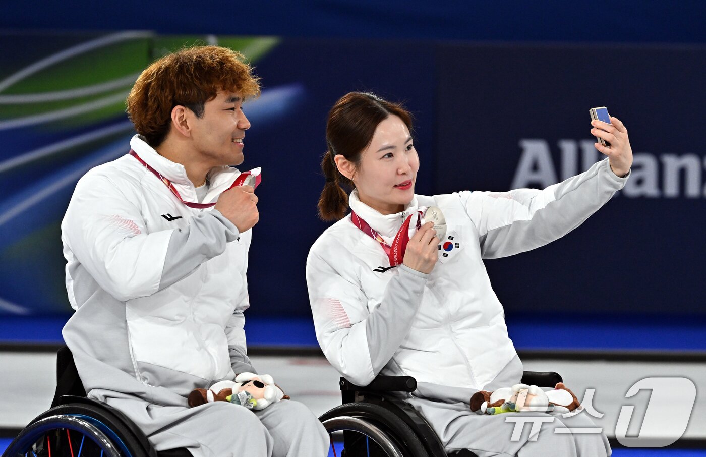 본문 이미지 - 휠체어컬링 백혜진(오른쪽)과 이용석이 11일(현지시간) 이탈리아 코르티나담페초 컬링 올림픽 스타디움에서 열린 2026 밀라노 코르티나 패럴림픽 휠체어컬링 믹스더블에서 은메달을 차지한 뒤 셀프카메라를 찍고 있다. 2026.3.12 ⓒ 뉴스1 사진공동취재단