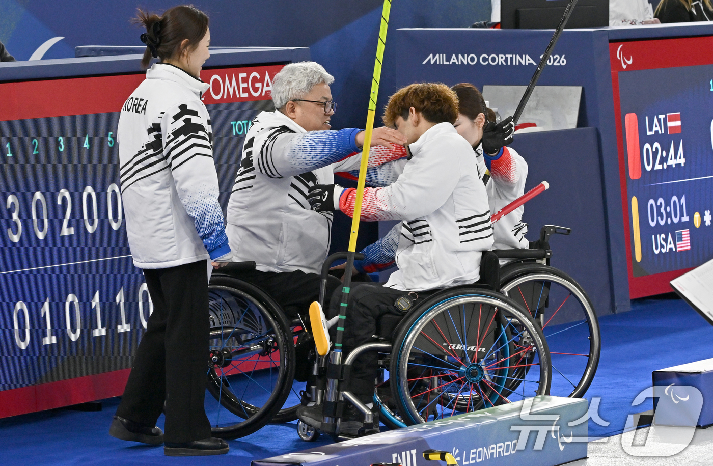 (서울=뉴스1) 사진공동취재단 = 휠체어컬링 박길우 감독(왼쪽에서 두번째)이 11일(현지시간) 이탈리아 코르티나담페초 컬링 올림픽 스타디움에서 열린  2026 밀라노 코르티나 패럴 …