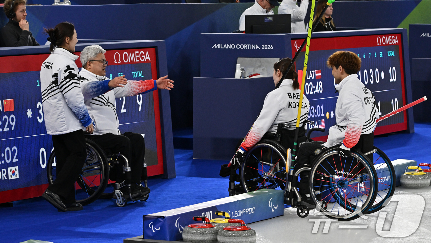 (서울=뉴스1) 사진공동취재단 = 휠체어컬링 박길우 감독(왼쪽에서 두번째)이 11일(현지시간) 이탈리아 코르티나담페초 컬링 올림픽 스타디움에서 열린  2026 밀라노 코르티나 패럴 …