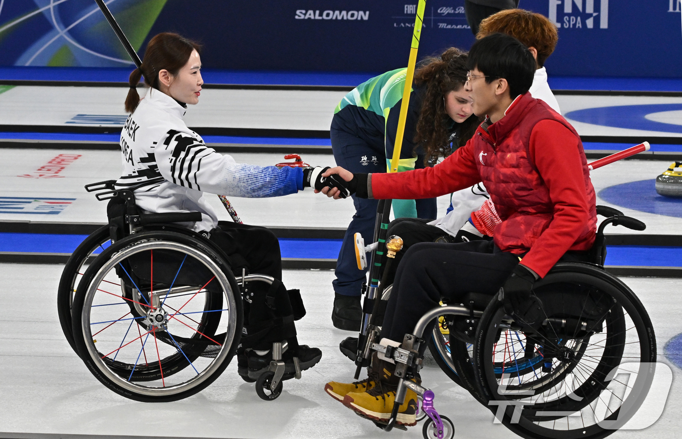 (서울=뉴스1) 사진공동취재단 = 휠체어컬링 백혜진(왼쪽)이 11일(현지시간) 이탈리아 코르티나담페초 컬링 올림픽 스타디움에서 열린  2026 밀라노 코르티나 패럴림픽 휠체어컬링 …