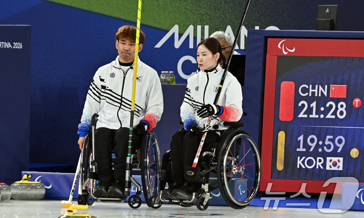 (서울=뉴스1) 사진공동취재단 = 휠체어컬링 백혜진(오른쪽)과 이용석이 11일(현지시간) 이탈리아 코르티나담페초 컬링 올림픽 스타디움에서 열린  2026 밀라노 코르티나 패럴림픽 …