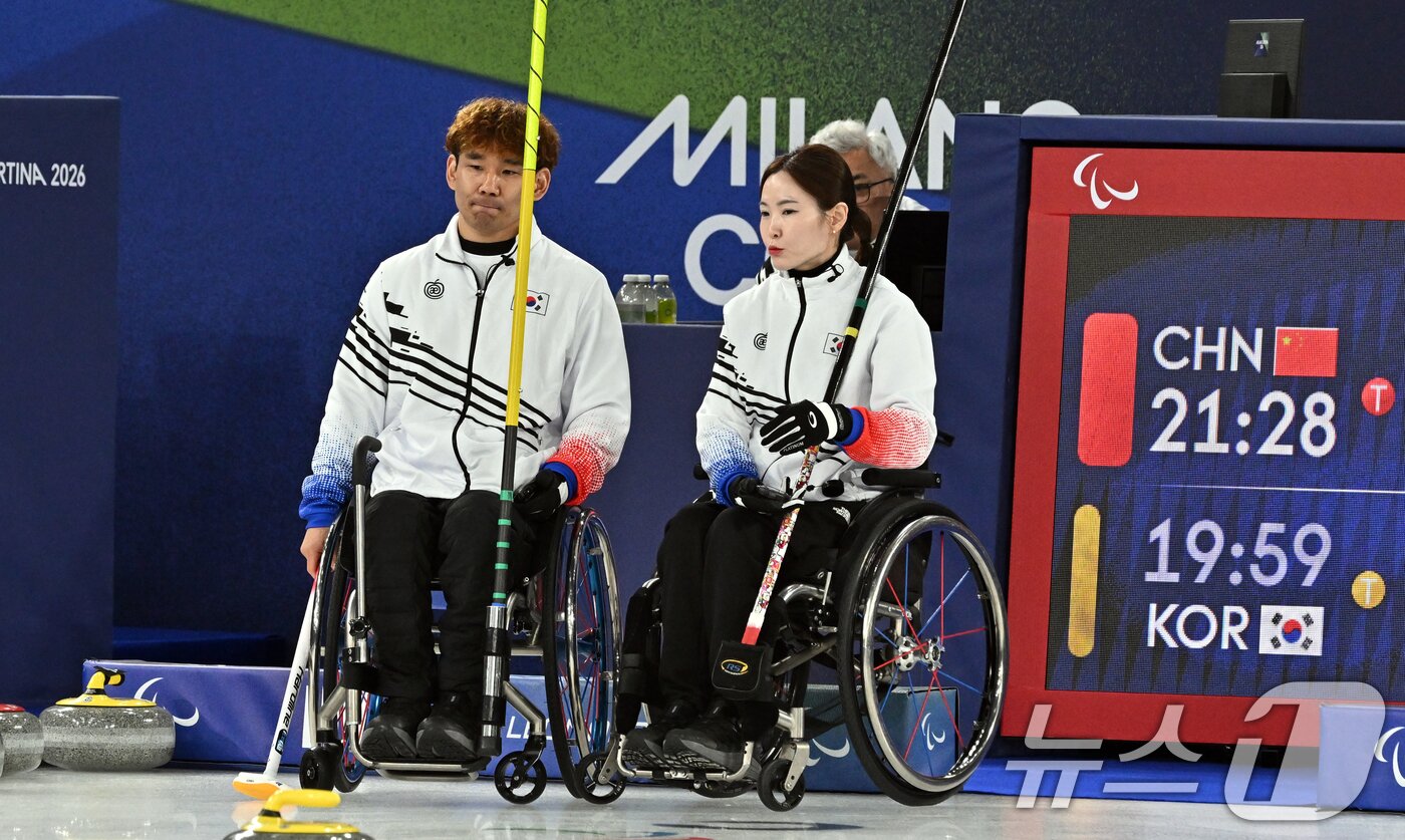 본문 이미지 - 휠체어컬링 백혜진(오른쪽)과 이용석이 11일(현지시간) 이탈리아 코르티나담페초 컬링 올림픽 스타디움에서 열린 2026 밀라노 코르티나 패럴림픽 휠체어컬링 믹스더블 중국과의 결승전에서 작전을 짜고 있다. 2026.3.12 ⓒ 뉴스1 사진공동취재단