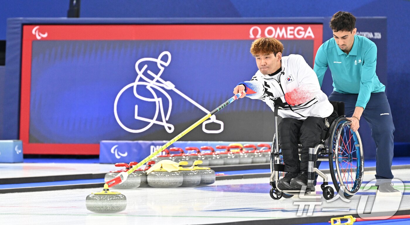 본문 이미지 - 휠체어컬링 이용석이 11일(현지시간) 이탈리아 코르티나담페초 컬링 올림픽 스타디움에서 열린 2026 밀라노 코르티나 패럴림픽 휠체어컬링 믹스더블 중국과의 결승전에서 스톤을 밀고 있다. 2026.3.12 ⓒ 뉴스1 사진공동취재단