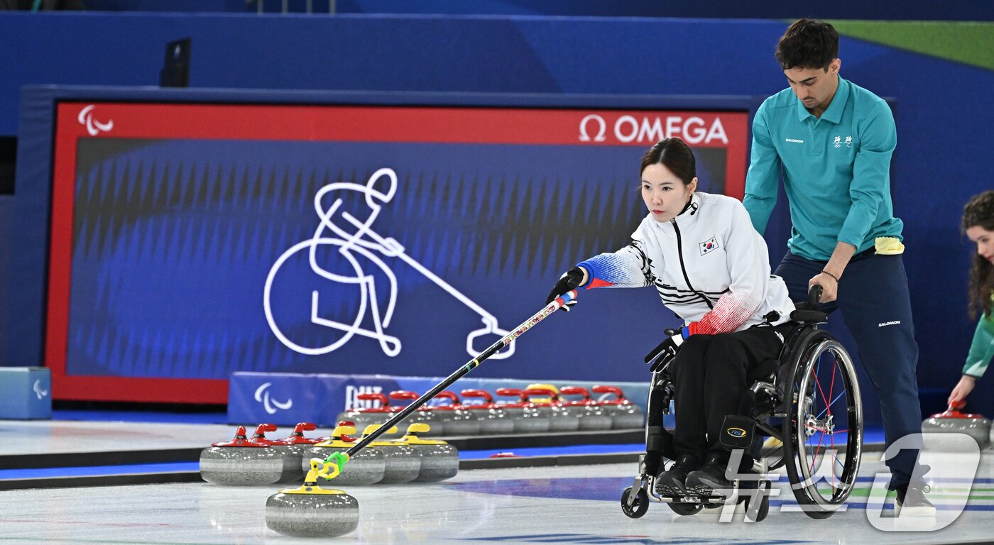 본문 이미지 - 휠체어컬링 백혜진이 11일(현지시간) 이탈리아 코르티나담페초 컬링 올림픽 스타디움에서 열린 2026 밀라노 코르티나 패럴림픽 휠체어컬링 믹스더블 중국과의 결승전에서 스톤을 밀고 있다. 백혜진·이용석, 휠체어컬링 믹스더블 은메달 획득 2026.3.12 ⓒ 뉴스1 사진공동취재단