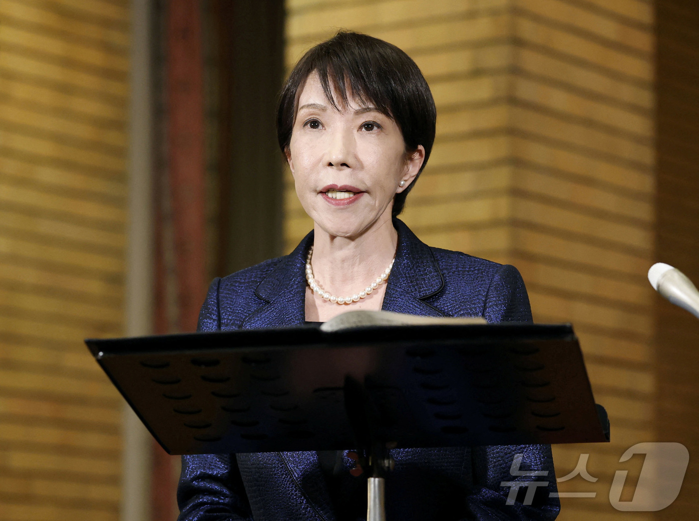 (도쿄 로이터=뉴스1) 김지완 기자 = 11일 다카이치 사나에 일본 총리가 도쿄 총리관저에서 기자들에게 이란 전쟁 이후 유가 급등에 대한 대책을 설명하고 있다. 사진은 교도통신 제 …