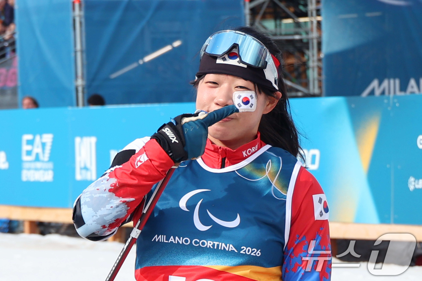 (서울=뉴스1) 김명섭 = 김윤지가 11일(한국시간) 2026 밀라노·코르티나담페초 동계 패럴림픽 크로스컨트리 스키 여자 10㎞ 인터벌 스타트에서 준우승을 차지하고 기뻐하고 있다. …