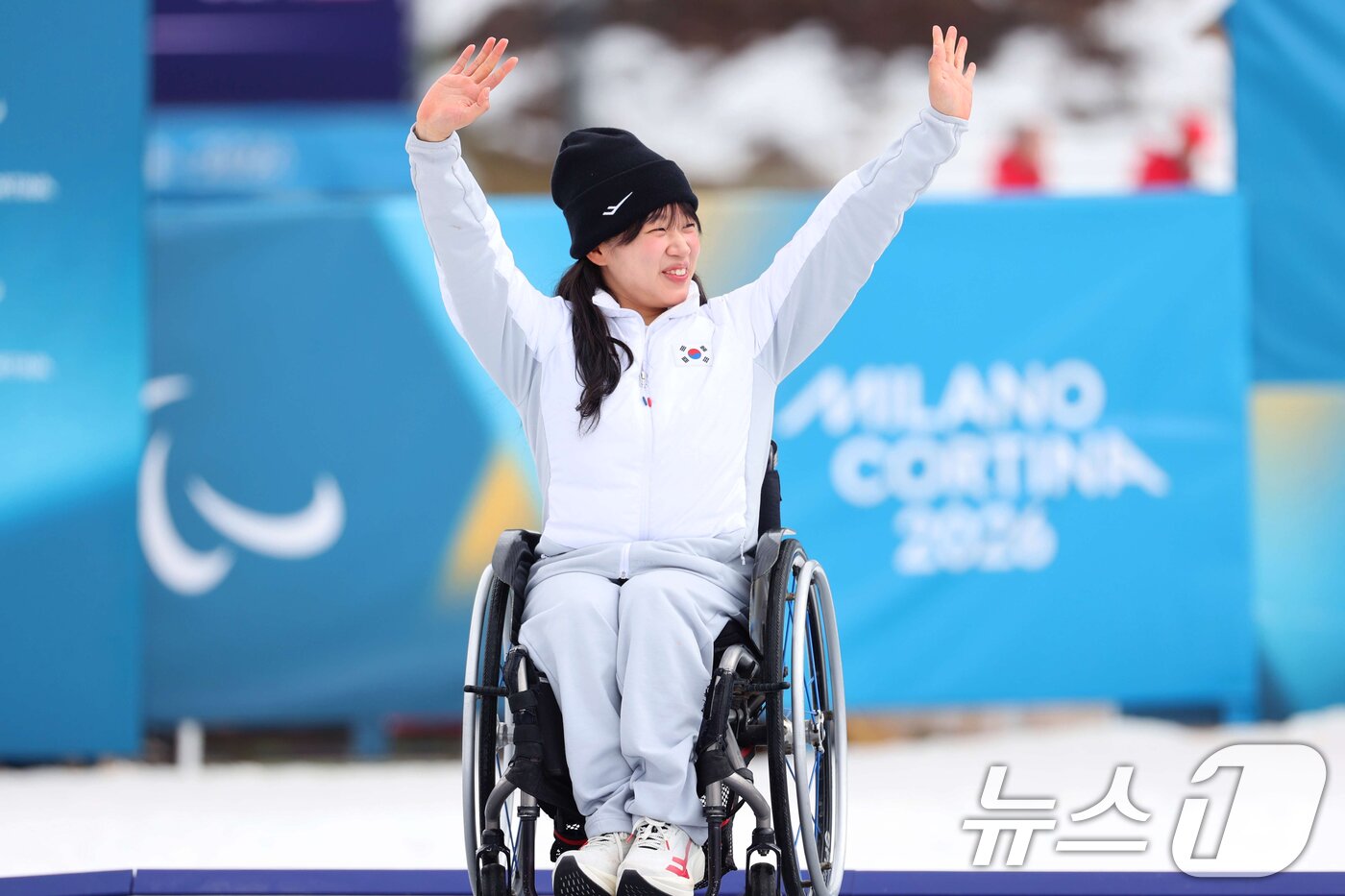 본문 이미지 - 김윤지가 11일(한국시간) 2026 밀라노·코르티나담페초 동계 패럴림픽 크로스컨트리 스키 여자 10㎞ 인터벌 스타트에서 준우승을 차지하고 기뻐하고 있다. (대한장애인체육회 제공. 재판매 및 DB 금지) 2026.3.12 ⓒ 뉴스1 김명섭 기자