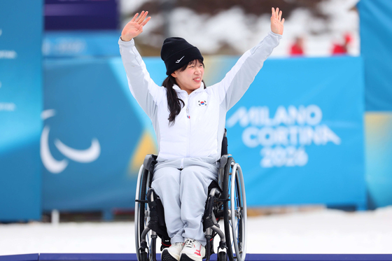 김윤지, 패럴림픽 은메달 따고 환호