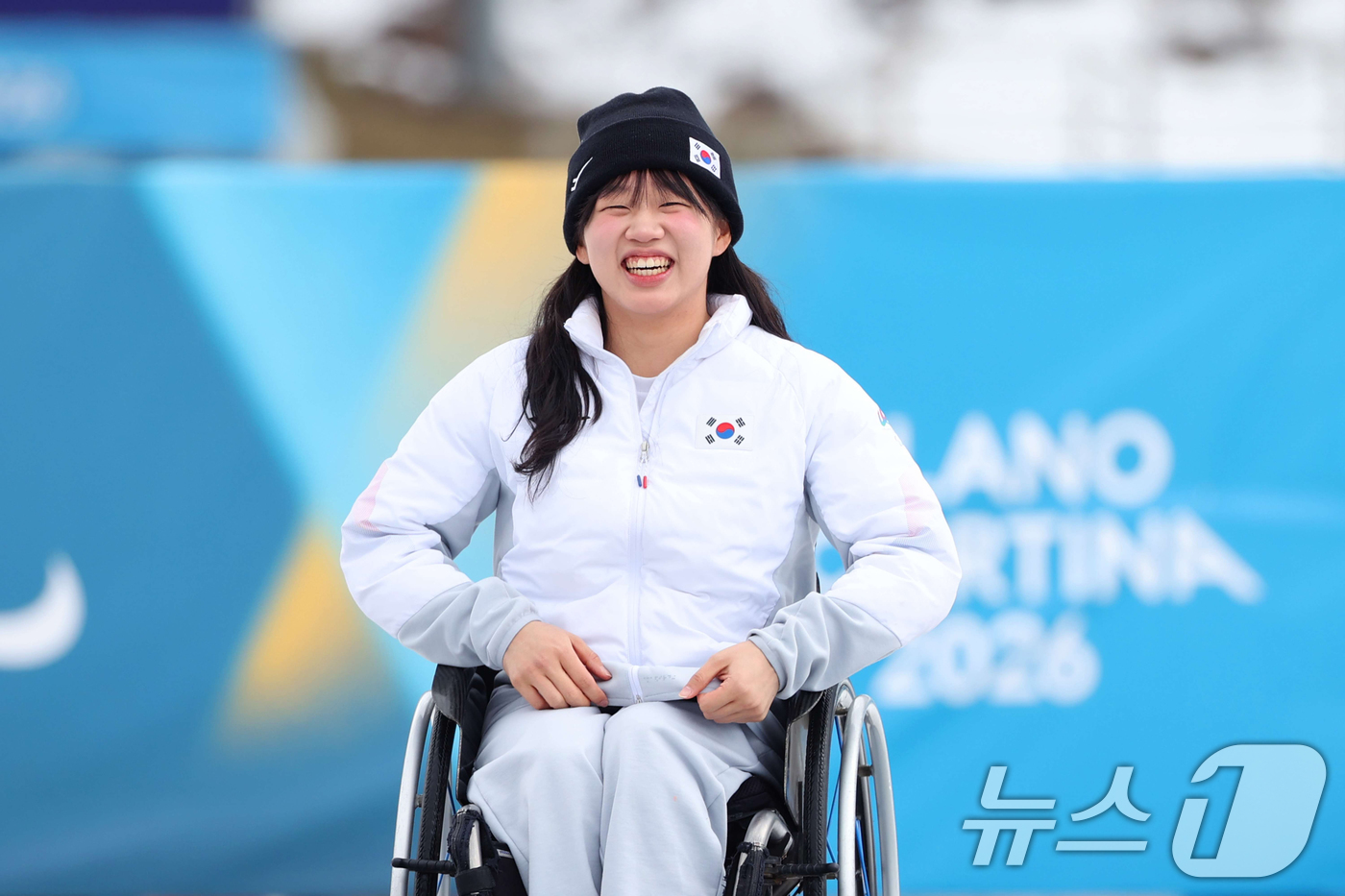 (서울=뉴스1) 김명섭 기자 = 김윤지가 11일(한국시간) 2026 밀라노·코르티나담페초 동계 패럴림픽 크로스컨트리 스키 여자 10㎞ 인터벌 스타트에서 준우승을 차지하고 기뻐하고 …