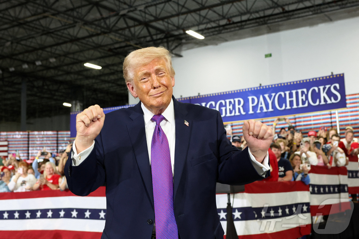 (헤브런 로이터=뉴스1) 최종일 선임기자 = 미국 켄터키주 헤브런에 있는 버스트 로지스틱스를 방문한 도널드 트럼프 미국 대통령이 11일(현지시간) 지지자들의 환호에 몸짓을 하고 있 …