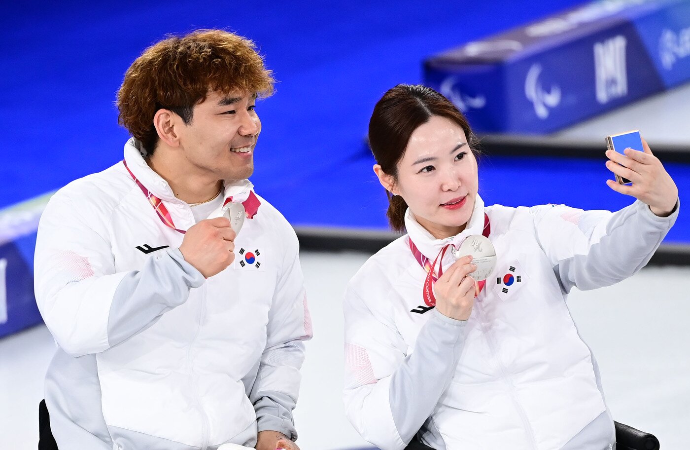 본문 이미지 - 2026 밀라노·코르티나담페초 동계 패럴림픽에서 은메달을 획득한 휠체어컬링 백혜진-이용석 (사진제공=사진공동취재단)