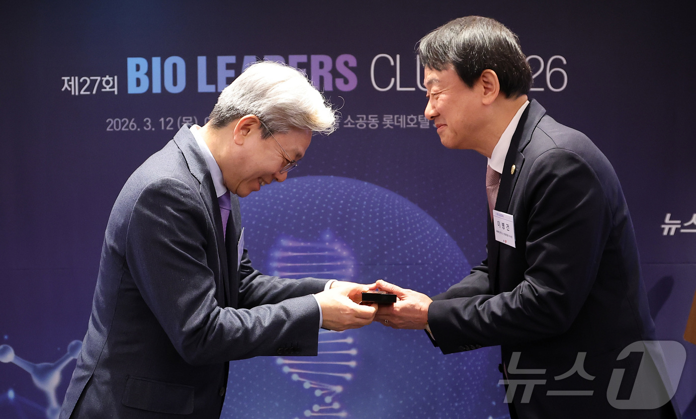 (서울=뉴스1) 김성진 기자 = 이영섭 뉴스1 대표이사가 12일 오전 서울 중구 롯데호텔에서 열린 '제27회 바이오리더스클럽'에서 이병건 특별고문에게 감사패를 전달하고 있다. 20 …