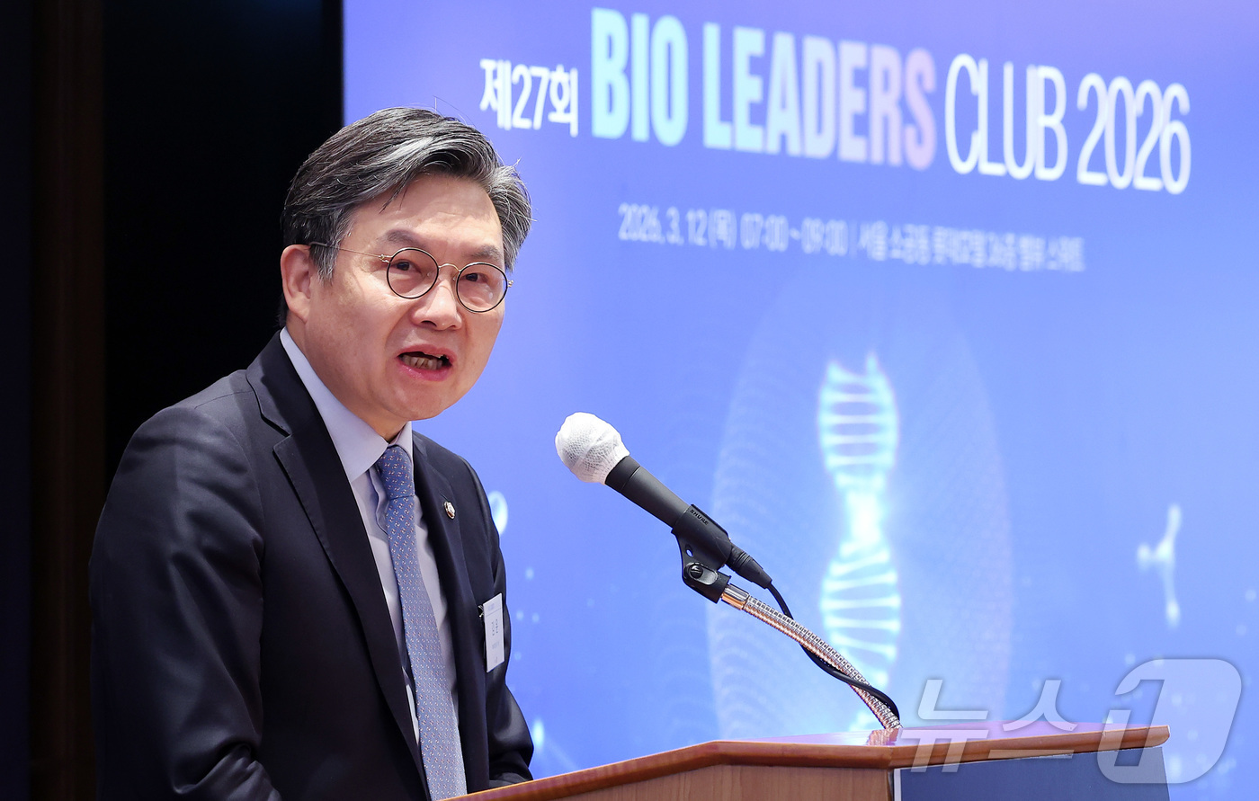 (서울=뉴스1) 김성진 기자 = 김윤 더불어민주당 의원이 12일 오전 서울 중구 롯데호텔에서 열린 '제27회 바이오리더스클럽'에서 축사를 하고 있다. 2026.3.12/뉴스1