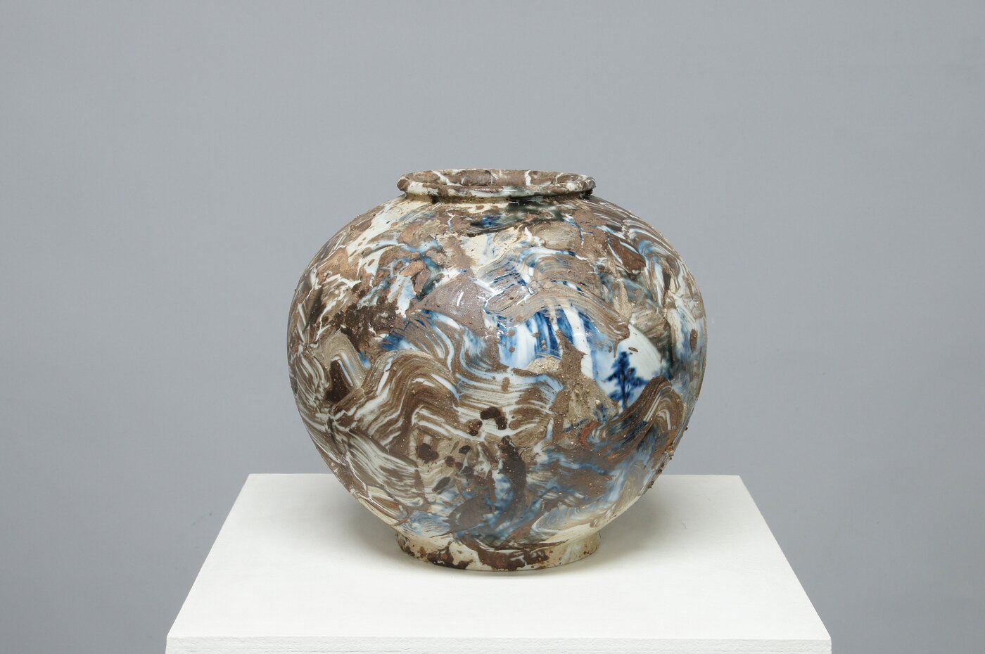 본문 이미지 - 문이삭 l Moon Issac (b.1986, 한국), 채집한 흙, 수집한 도자기 26 x 28 x 28 cm 2025. 이미지 제공 : 작가, G Gallery