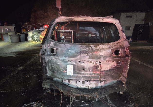 무시동 히터 켜놓고 잠들어…승합차 불 60대 화상