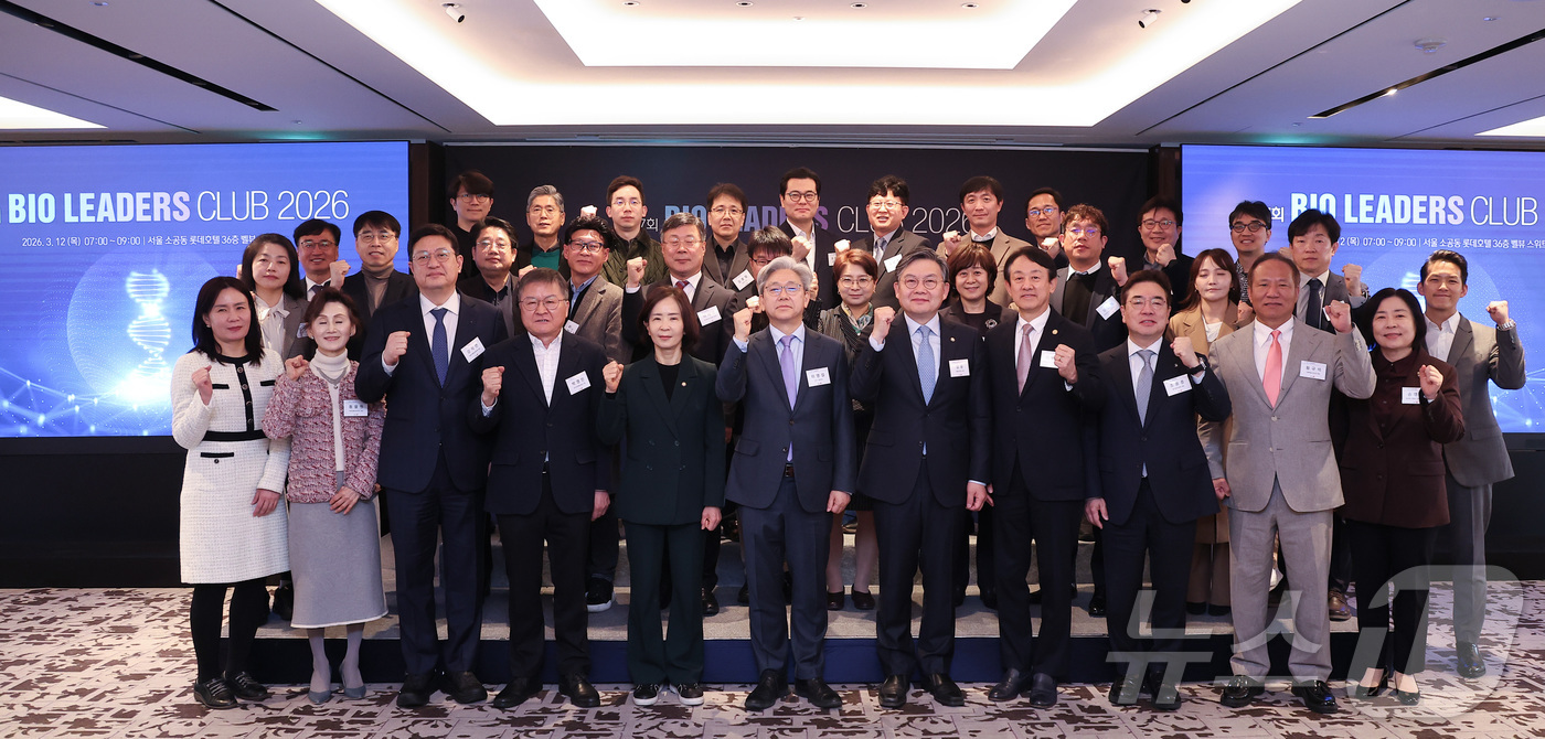 (서울=뉴스1) 김성진 기자 = 이영섭 뉴스1 대표이사가 12일 오전 서울 중구 롯데호텔에서 열린 '제27회 바이오리더스클럽'에서 참석자들과 기념촬영을 하고 있다.왼쪽부터 권혜영 …