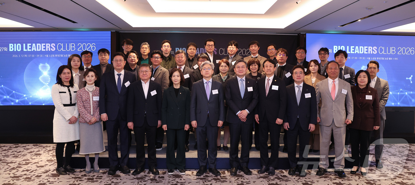 (서울=뉴스1) 김성진 기자 = 이영섭 뉴스1 대표이사가 12일 오전 서울 중구 롯데호텔에서 열린 '제27회 바이오리더스클럽'에서 참석자들과 기념촬영을 하고 있다.왼쪽부터 권혜영 …