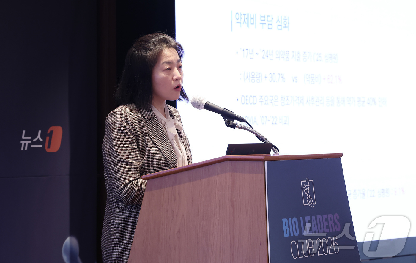 (서울=뉴스1) 김성진 기자 = 김연숙 보건복지부 보험약제과장이 12일 오전 서울 중구 롯데호텔에서 열린 '제27회 바이오리더스클럽'에서 약가제도 개편과 K-바이오 경쟁력 제고에 …