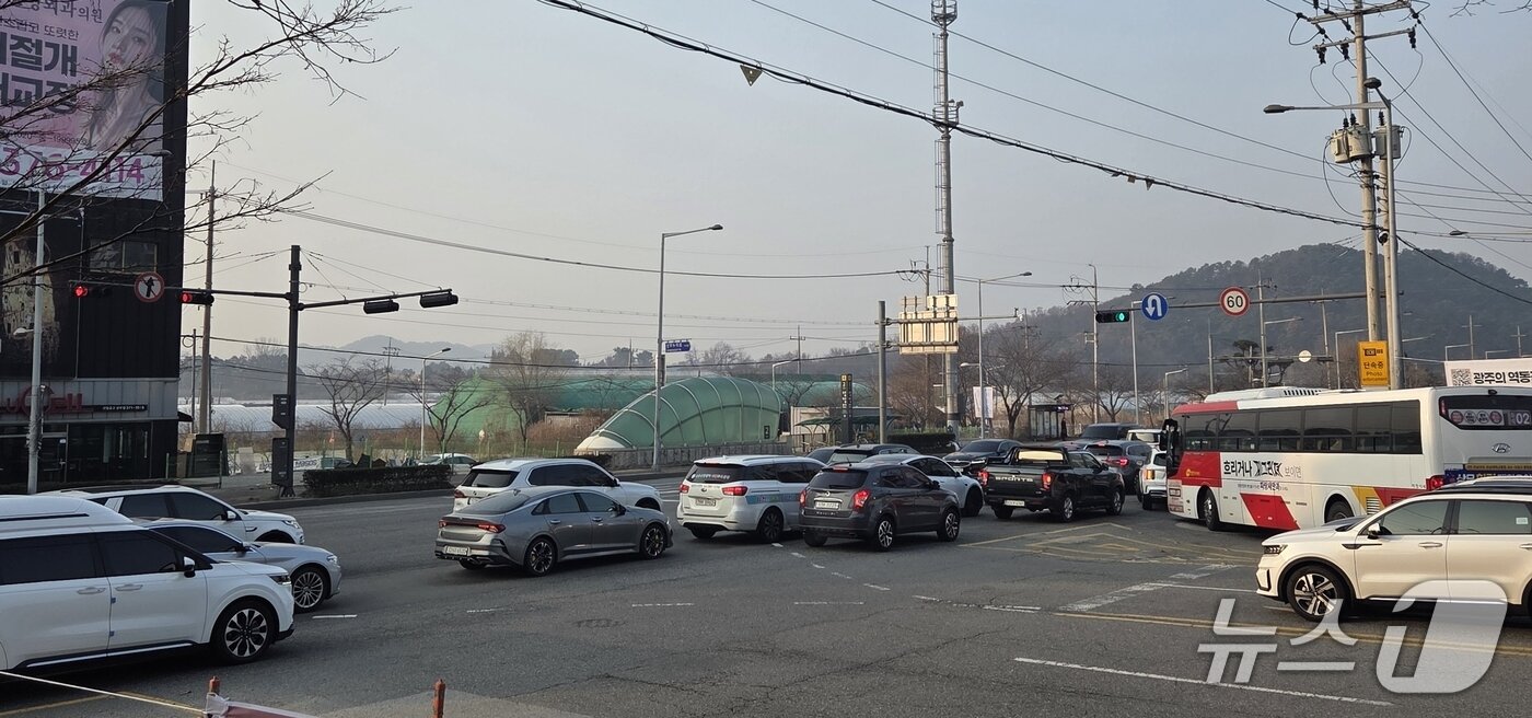 본문 이미지 - 12일 광주 광산구 신촌동 극락교 보수공사로 서구 마륵동 일대까지 차량 정체가 이어지고 있는 모습.(독자 제공. 재판매 및 DB금지)