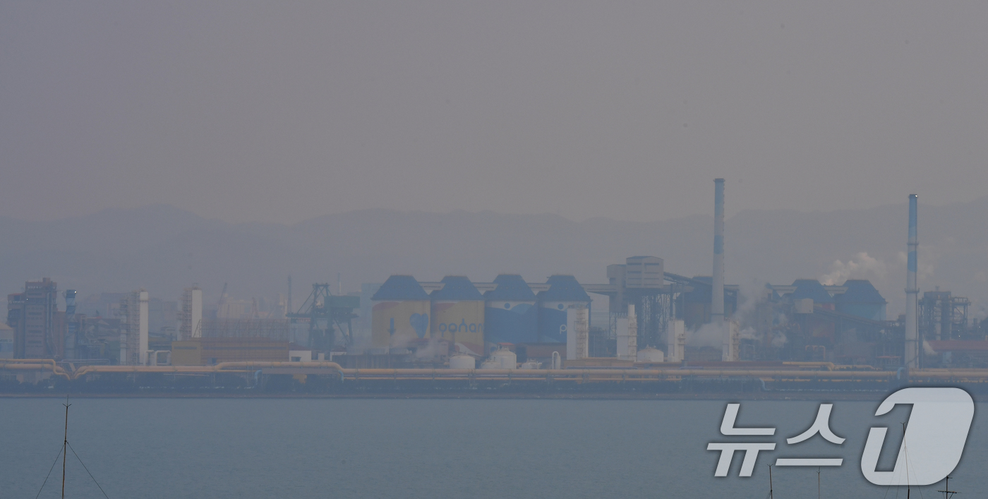 (포항=뉴스1) 최창호 기자 = 12일 오전 포스코 포항제철소 상공 위로 희뿌연 초미세먼지가 가득하다.이날 포항지역 초미세먼지 농도는 35㎍/m³로 나쁨 수준이다. 2026.3.1 …