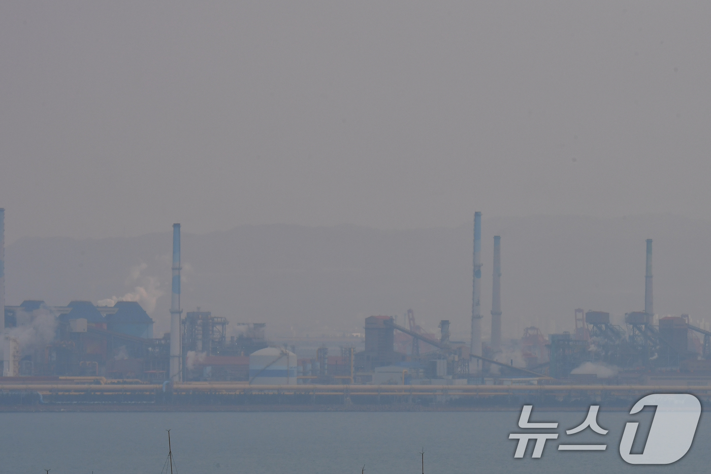 (포항=뉴스1) 최창호 기자 = 12일 오전 포스코 포항제철소 상공 위로 희뿌연 초미세먼지가 가득하다.이날 포항지역 초미세먼지 농도는 35㎍/m³로 나쁨 수준이다. 2026.3.1 …