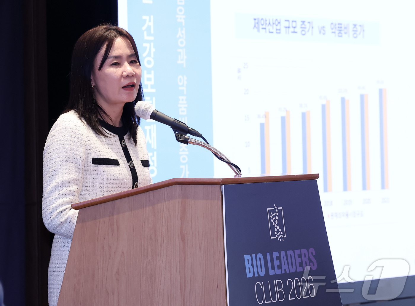 (서울=뉴스1) 김성진 기자 = 권혜영 목원대학교 교수가 12일 오전 서울 중구 롯데호텔에서 열린 '제27회 바이오리더스클럽'에서 약가제도의 합리적 개선과 제약산업의 지속가능한 성 …