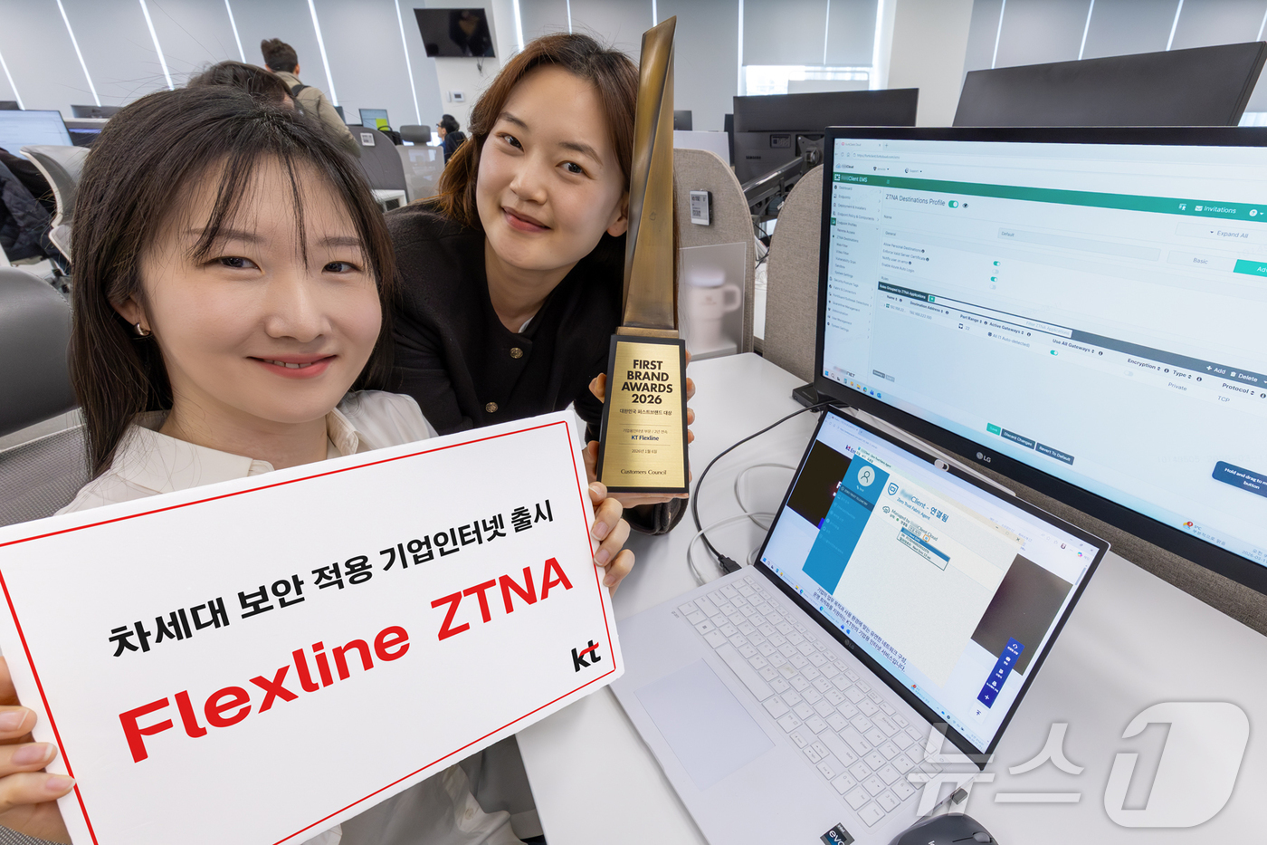 (서울=뉴스1) = KT가 보안을 강화한 ‘Flexline(플렉스라인) ZTNA(Zero Trust Network Access)’를 선보인다고 12일 밝혔다. 사진은 KT 모델들이 …