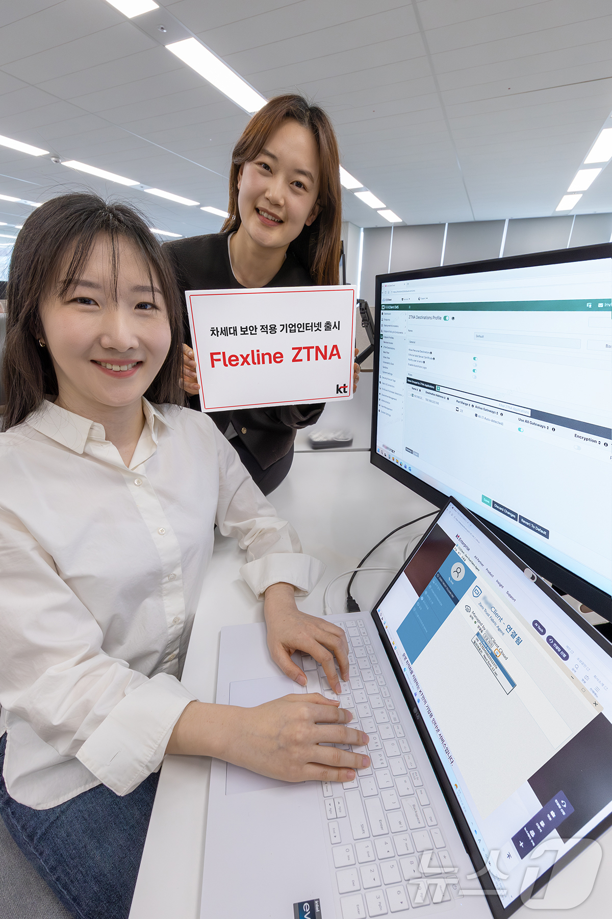 (서울=뉴스1) = KT가 보안을 강화한 ‘Flexline(플렉스라인) ZTNA(Zero Trust Network Access)’를 선보인다고 12일 밝혔다. 사진은 KT 모델들이 …