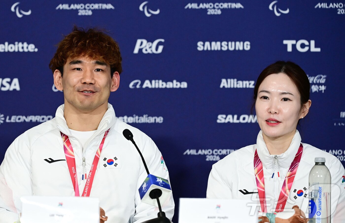 본문 이미지 - 휠체어컬링 이용석(왼쪽)과 백혜진이 11일(현지시간) 이탈리아 코르티나담페초 컬링 올림픽 스타디움에서 열린 2026 밀라노 코르티나 패럴림픽 휠체어컬링 믹스더블에서 은메달을 차지한 뒤 열린 기자회견에서 질문에 답하고 있다. 2026.3.12 ⓒ 뉴스1 사진공동취재단