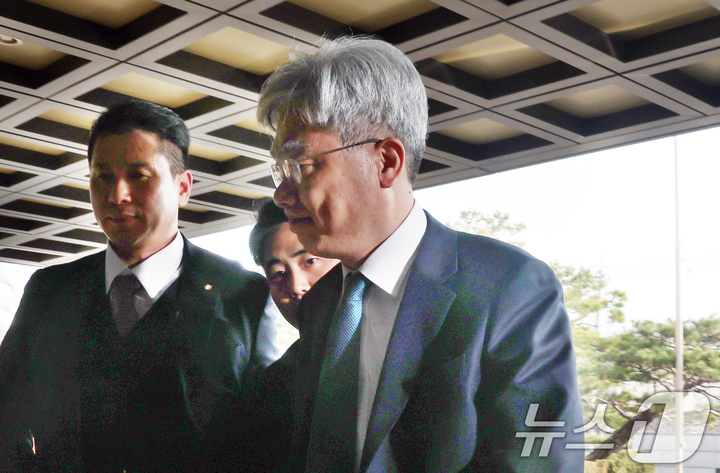 (서울=뉴스1) 김진환 기자 = 김상환 헌법재판소 소장이 12일 오전 서울 종로구 헌법재판소로 출근하고 있다. 2026.3.12/뉴스1