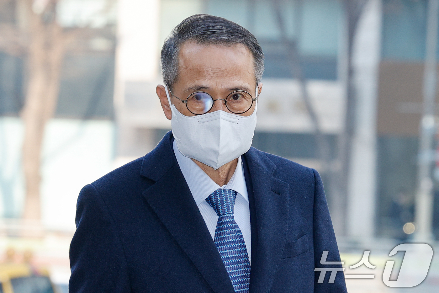 (서울=뉴스1) 안은나 기자 = 강서구청장 보궐선거 개입 의혹을 받고 있는 김규현 전 국정원장이 12일 오전 마포구 서울경찰청 광역수사단에서 피의자 신분으로 조사를 받기 위해 출석 …