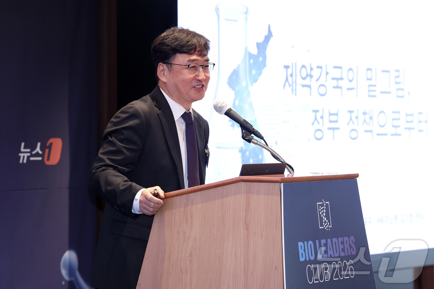 (서울=뉴스1) 김성진 기자 = 김기호 HK이노엔 전략지원실 전무가 12일 오전 서울 중구 롯데호텔에서 열린 '제27회 바이오리더스클럽'에서 '제약강국 밑그림, 정부 정책으로부터' …