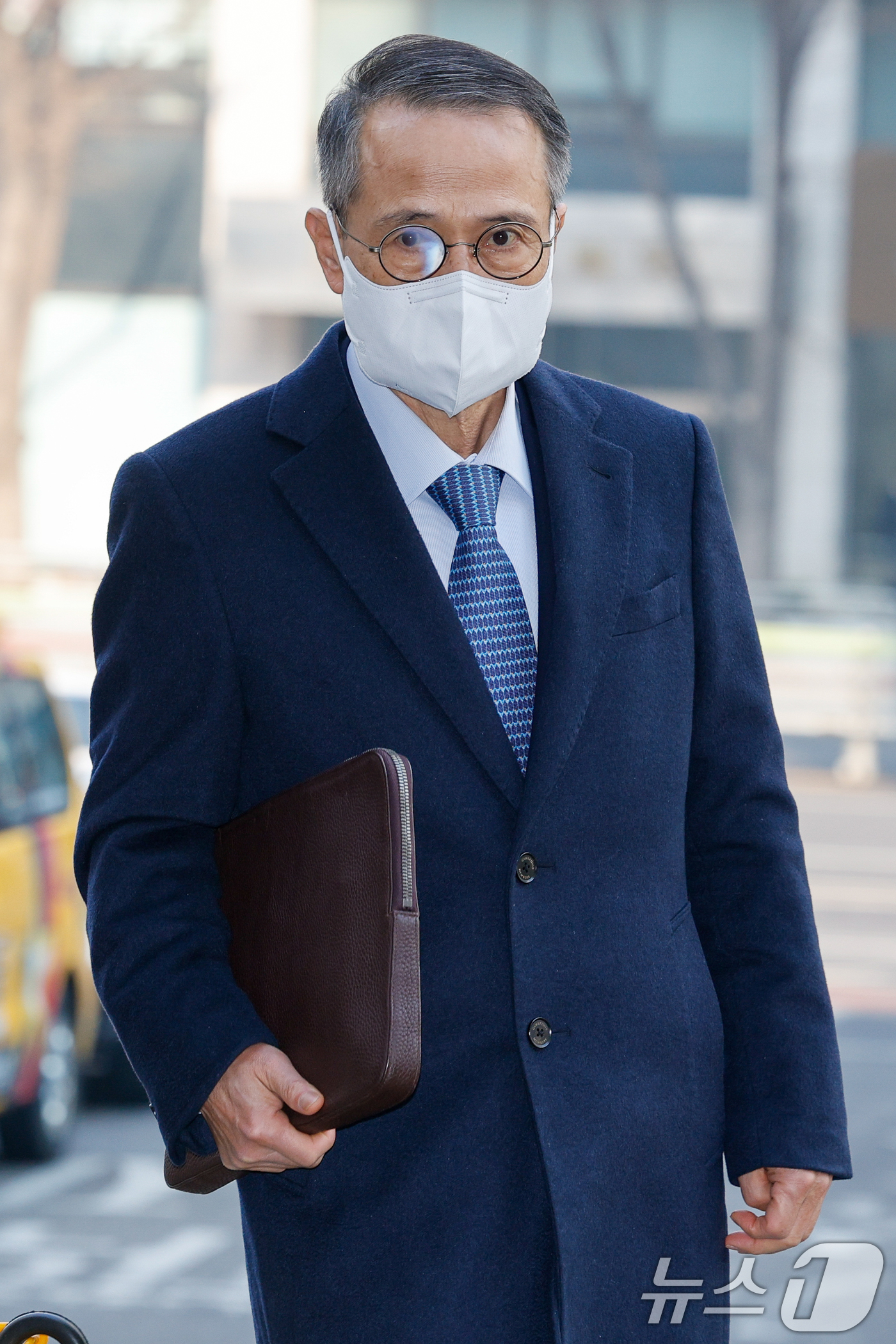 (서울=뉴스1) 안은나 기자 = 강서구청장 보궐선거 개입 의혹을 받고 있는 김규현 전 국정원장이 12일 오전 마포구 서울경찰청 광역수사단에서 피의자 신분으로 조사를 받기 위해 출석 …