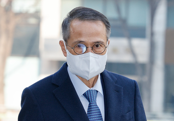 김규현 전 국정원장, 경찰 조사 출석