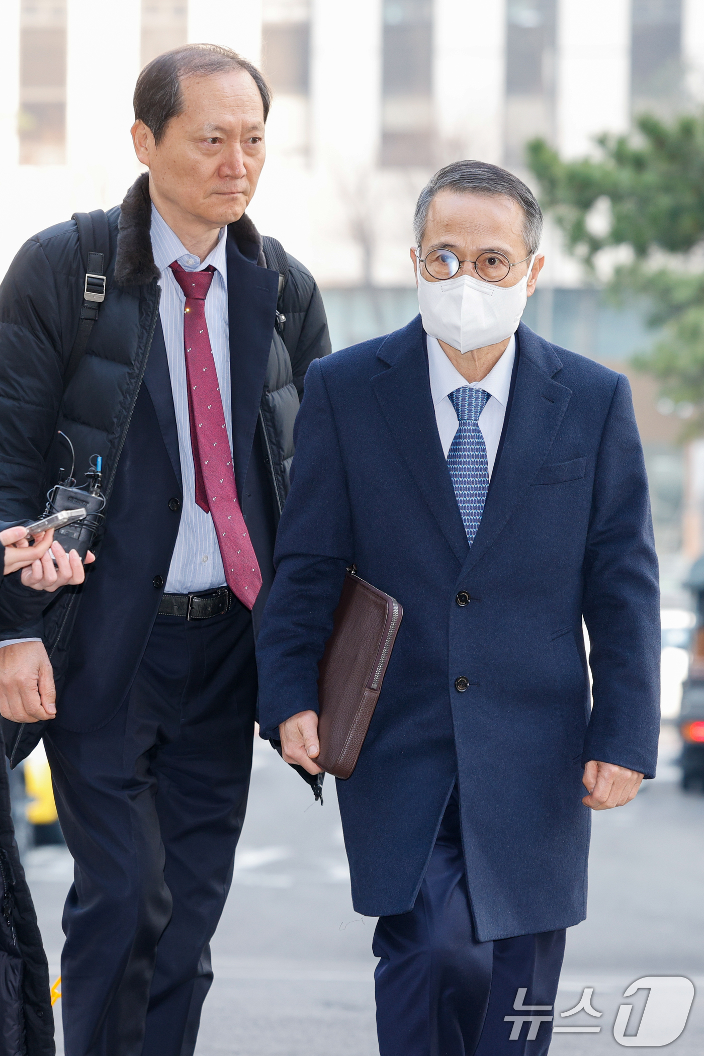 (서울=뉴스1) 안은나 기자 = 강서구청장 보궐선거 개입 의혹을 받고 있는 김규현 전 국정원장이 12일 오전 마포구 서울경찰청 광역수사단에서 피의자 신분으로 조사를 받기 위해 출석 …