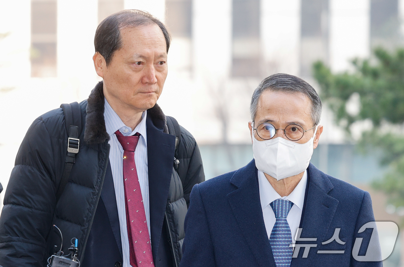 (서울=뉴스1) 안은나 기자 = 강서구청장 보궐선거 개입 의혹을 받고 있는 김규현 전 국정원장이 12일 오전 마포구 서울경찰청 광역수사단에서 피의자 신분으로 조사를 받기 위해 출석 …