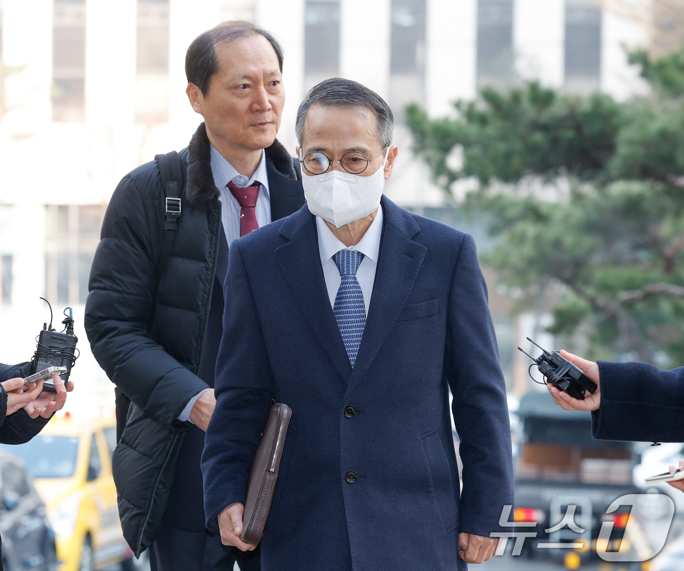 (서울=뉴스1) 안은나 기자 = 강서구청장 보궐선거 개입 의혹을 받고 있는 김규현 전 국정원장이 12일 오전 마포구 서울경찰청 광역수사단에서 피의자 신분으로 조사를 받기 위해 출석 …