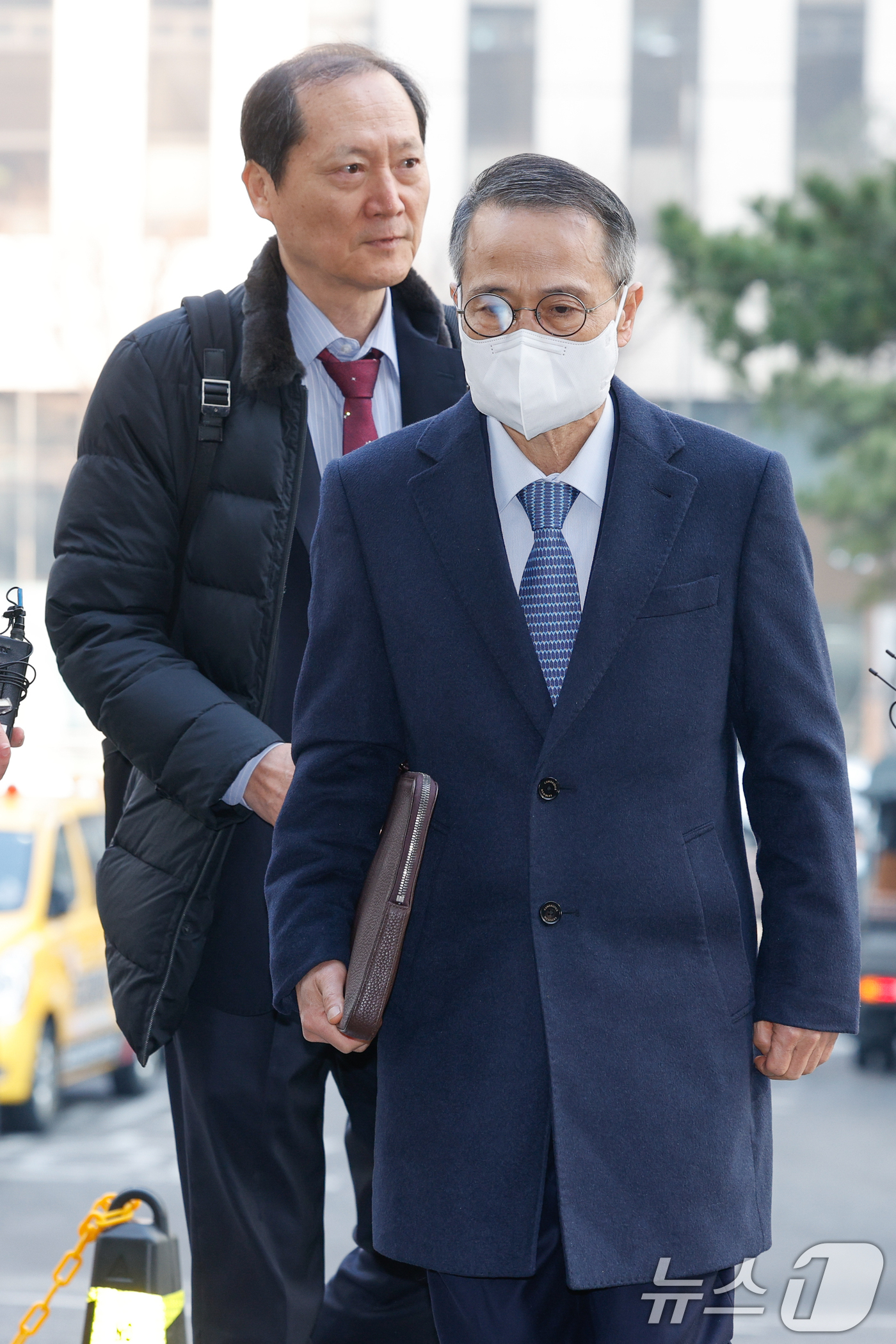 (서울=뉴스1) 안은나 기자 = 강서구청장 보궐선거 개입 의혹을 받고 있는 김규현 전 국정원장이 12일 오전 마포구 서울경찰청 광역수사단에서 피의자 신분으로 조사를 받기 위해 출석 …