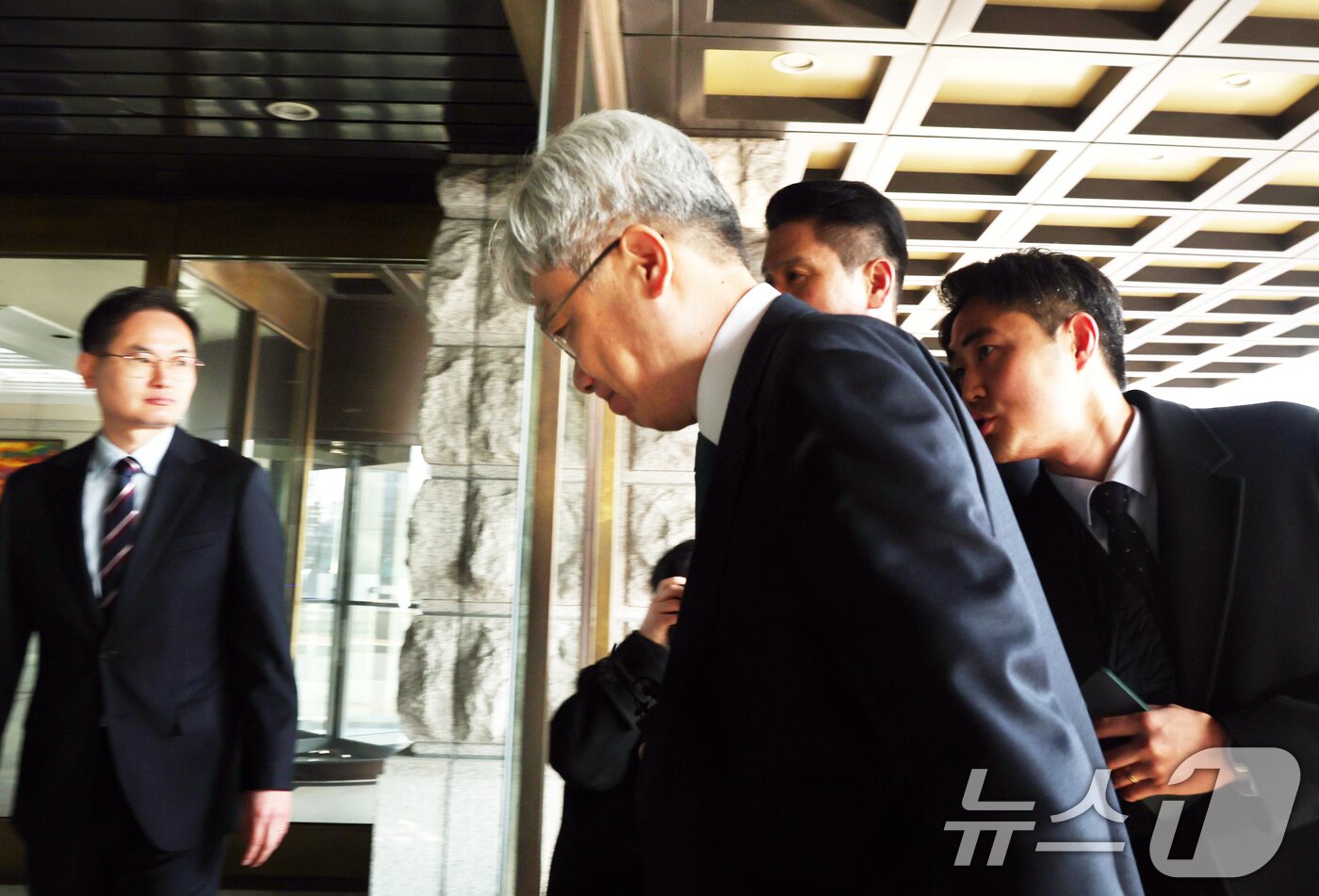 본문 이미지 - 김상환 헌법재판소 소장이 12일 오전 서울 종로구 헌법재판소로 출근하고 있다.2026.3.12 ⓒ 뉴스1 김진환 기자