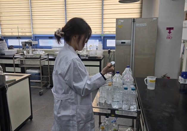 밖에 둔 생수, 실내 생수 뭐가 다를까…인천시가 직접 살핀다