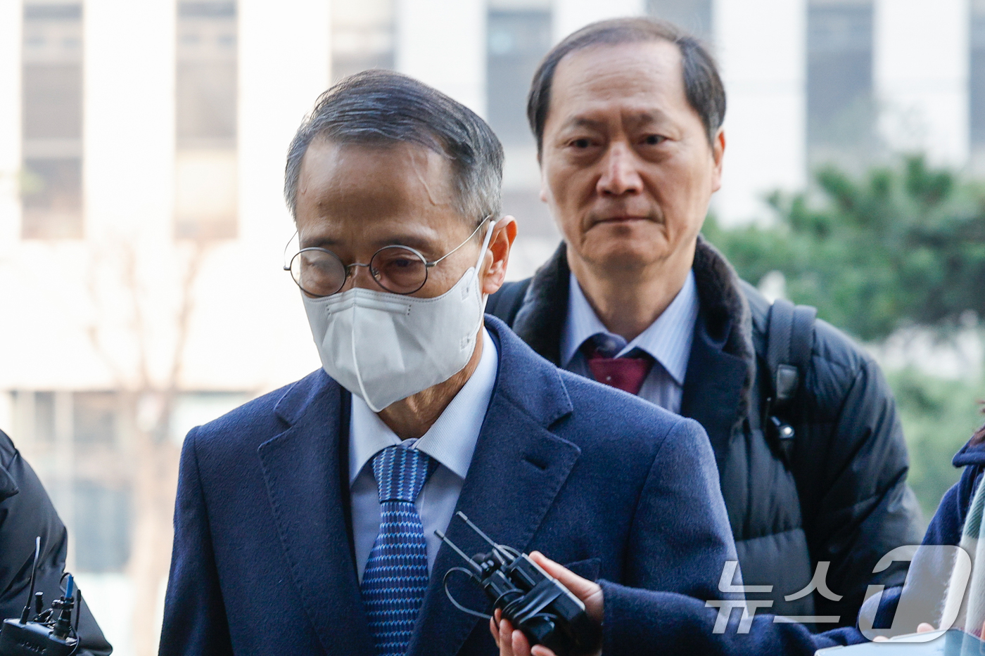 (서울=뉴스1) 안은나 기자 = 강서구청장 보궐선거 개입 의혹을 받고 있는 김규현 전 국정원장이 12일 오전 마포구 서울경찰청 광역수사단에서 피의자 신분으로 조사를 받기 위해 출석 …