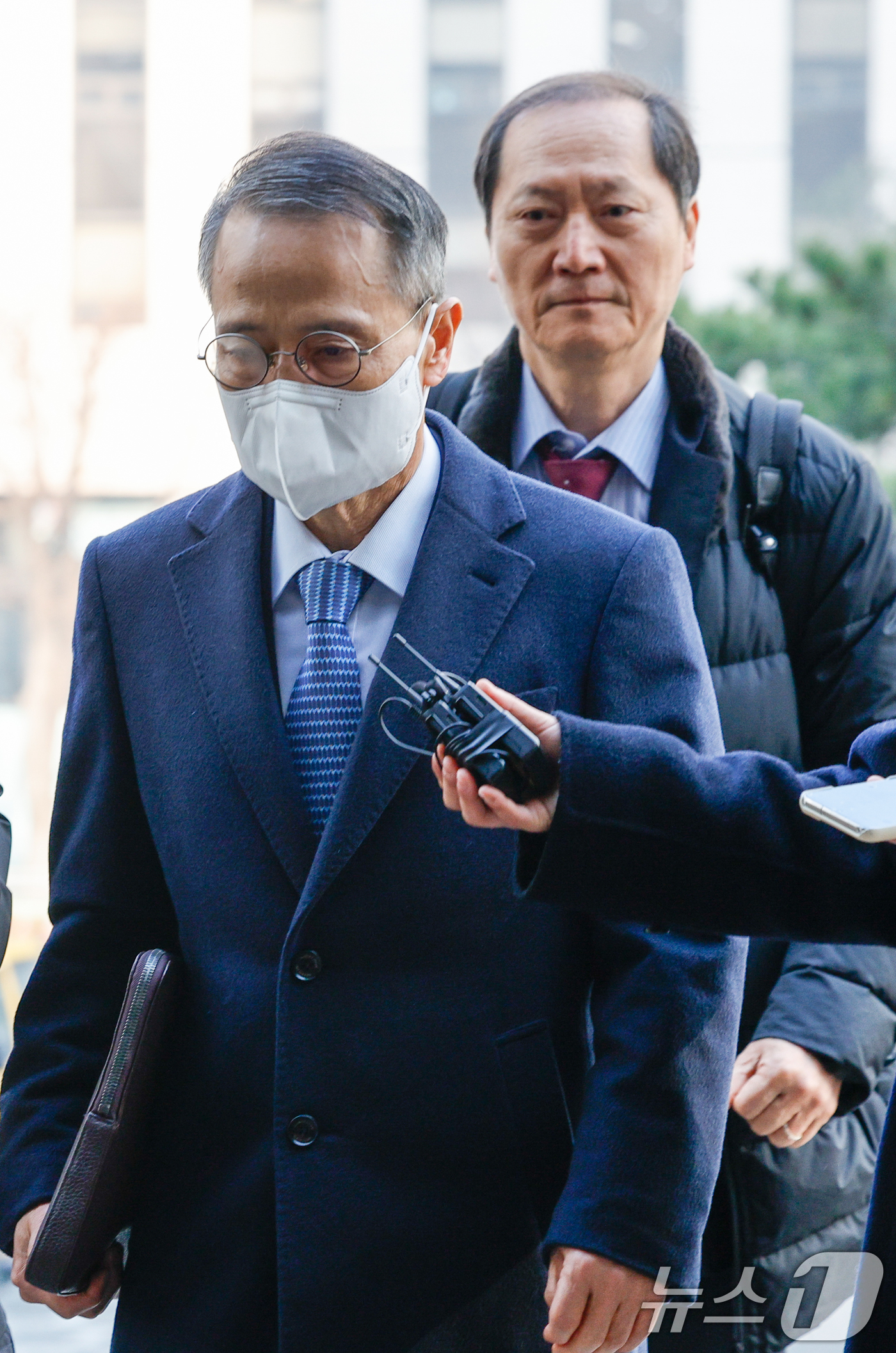 (서울=뉴스1) 안은나 기자 = 강서구청장 보궐선거 개입 의혹을 받고 있는 김규현 전 국정원장이 12일 오전 마포구 서울경찰청 광역수사단에서 피의자 신분으로 조사를 받기 위해 출석 …