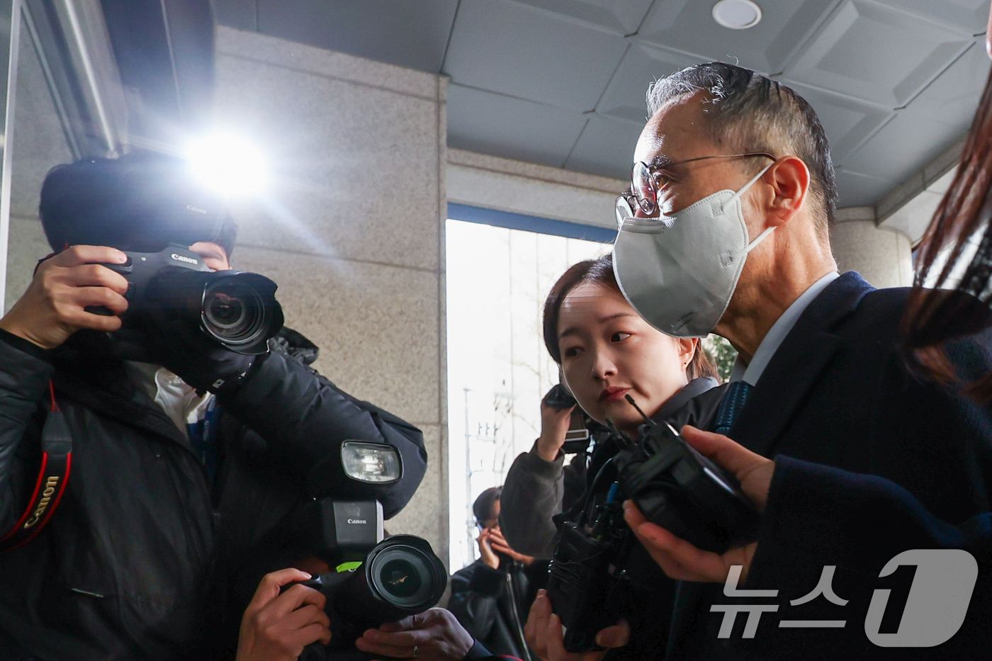 (서울=뉴스1) 안은나 기자 = 강서구청장 보궐선거 개입 의혹을 받고 있는 김규현 전 국정원장이 12일 오전 마포구 서울경찰청 광역수사단에서 피의자 신분으로 조사를 받기 위해 출석 …