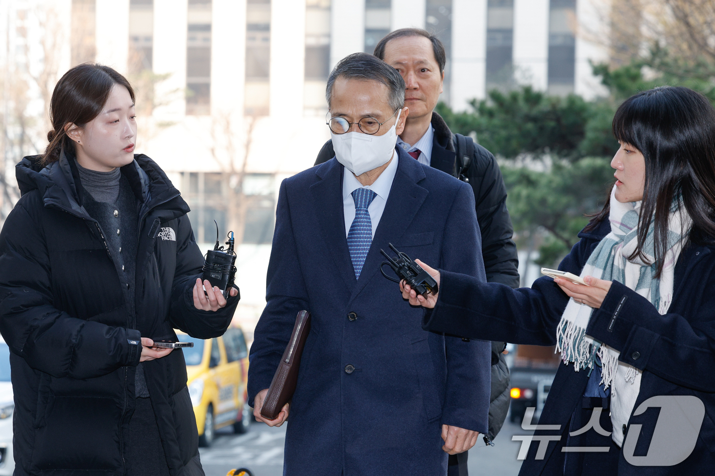 (서울=뉴스1) 안은나 기자 = 강서구청장 보궐선거 개입 의혹을 받고 있는 김규현 전 국정원장이 12일 오전 마포구 서울경찰청 광역수사단에서 피의자 신분으로 조사를 받기 위해 출석 …